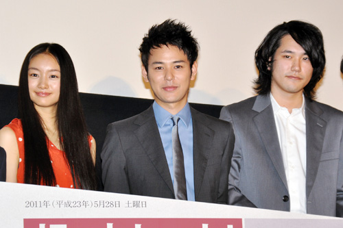 写真左から忽那汐里、妻夫木聡、松山ケンイチ