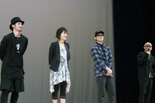 左から渕上泰史、鈴木杏、高良健吾、廣木隆一監督