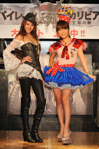 女海賊ファッションで登場の道端アンジェリカ（左）と、船の帽子を被ったはるな愛（右）