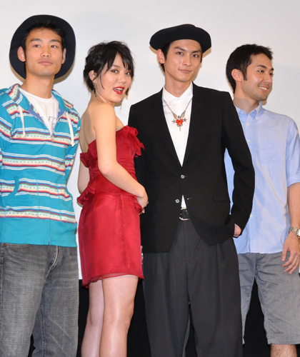 写真左から小林ユウキチ、鈴木杏、高良健吾、日向寺雅人