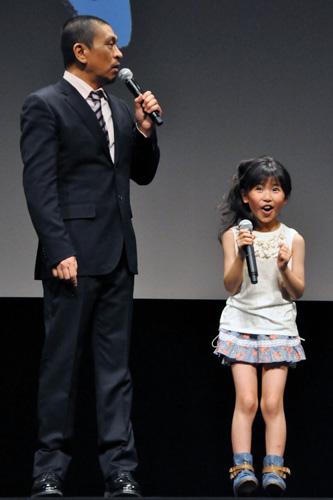 ロカルノ映画祭に行けるかもという話を松本人志監督（左）から聞き、大喜びの熊田聖亜（右）