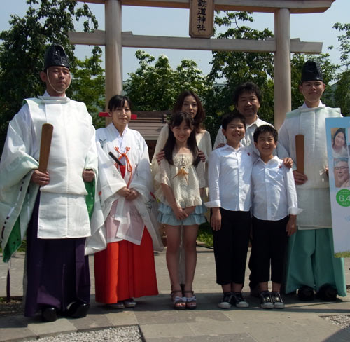 鉄道神社で大ヒット祈願。中央前列に橋本環奈、前田航基、前田旺志郎。その後ろが大塚寧々と是枝裕和監督