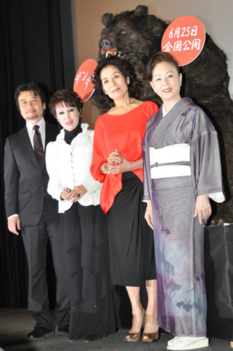 写真左から天願大介監督、浅丘ルリ子、倍賞美津子、山本陽子
