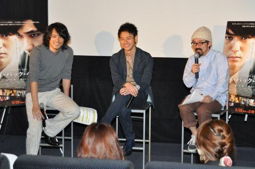 写真左から松山ケンイチ、妻夫木聡、山下敦弘監督
