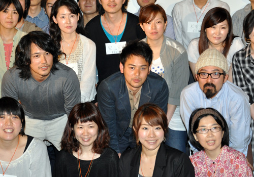 トークに参加した若者たちと一緒に写真に収まる松山ケンイチ（左）、妻夫木聡（中央）、山下敦弘監督（右）