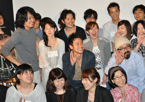 トークに参加した若者たちと一緒に写真に収まる松山ケンイチ（左）、妻夫木聡（中央）、山下敦弘監督（右）