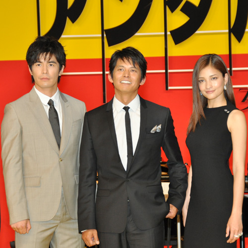 写真左から伊藤英明、織田裕二、黒木メイサ