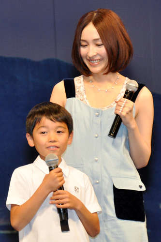 麻生久美子（右）は母ちゃんの顔。子役の土師野隆之介（左）をやさしく見つめる麻生