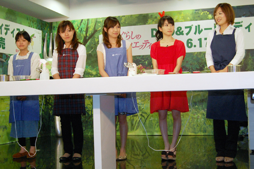 生徒たち（左3名）、志田未来、講師（右）