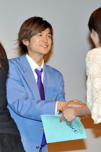 サイン入り台本プレゼントの当選者と握手する渡辺大輔