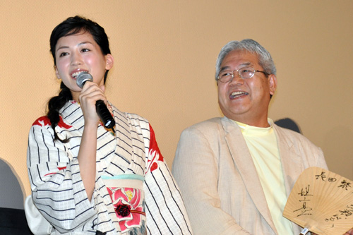 綾瀬はるか（左）と「『JIN -仁-』を楽しみにしている」とコメントしたお父さん（右）