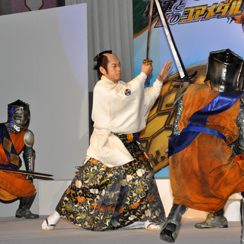 将軍・吉宗役で出演。立ち回りを見せる松平健