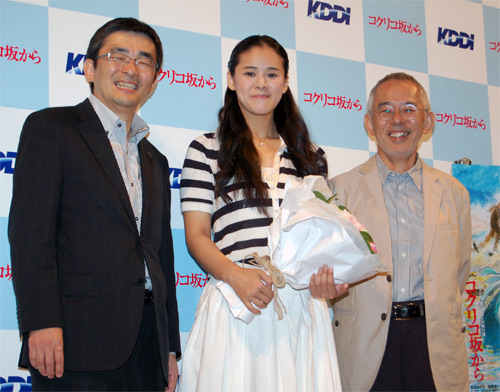 左から、高橋誠（KDDI代表取締役専務）、手嶌葵、鈴木敏夫プロデューサー