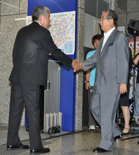 握手を交わす平野祐康三宅村村長（左）と石原慎太郎東京都知事（右）