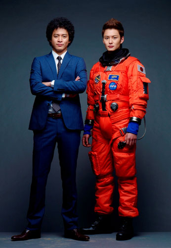 アトランティス号に乗って宇宙へ旅立った『宇宙兄弟』小栗旬（左）と岡田将生（右）の写真
(C) 2012「宇宙兄弟」製作委員会