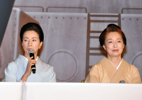 原田美枝子（左）と宮本信子（右）