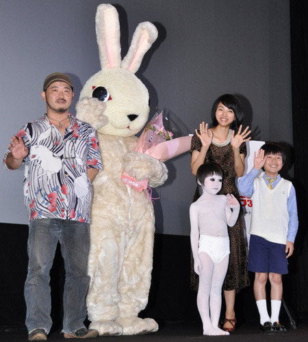 写真左から清水崇監督、ウサギの着ぐるみ、『呪怨』の白塗り少年、満島ひかり、澁谷武尊