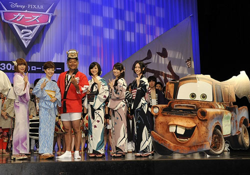 左から朴ロ美、戸田恵子、山口智充、Perfumeのかしゆか、あ〜ちゃん、のっち