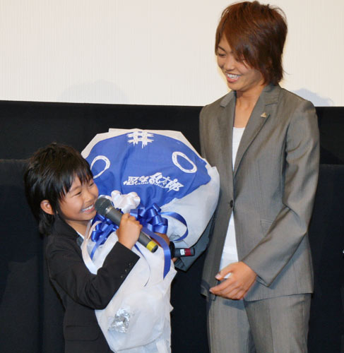 なでしこジャパンの安藤梢選手（右）から花束を贈られた加藤清史郎（左）