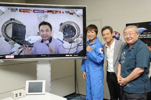 古川聡宇宙飛行士（左）と、地上から見守ったしずちゃん、鶴見辰吾、的川泰宣名誉教授