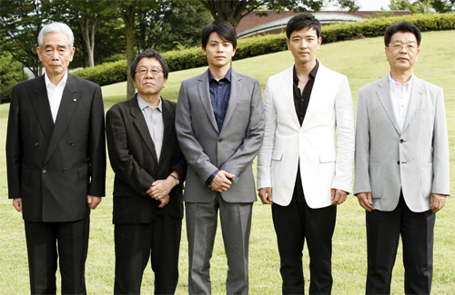 左から製作総指揮の長坂紘司、高橋伴明監督、吉沢悠、ペ・スビン、原作者の江宮隆之