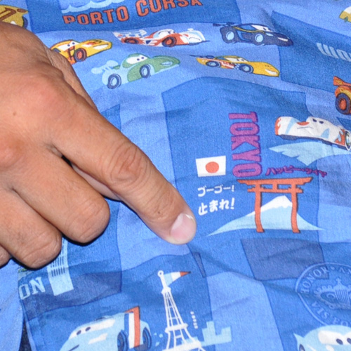 ジョン・ラセター監督からもらったというアロハシャツには「ゴーゴー！ 止まれ！」というヘンな日本語が