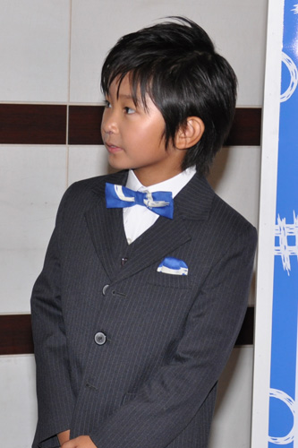 蝶ネクタイをしっかりと締め、正装姿の加藤清史郎