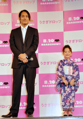 松山ケンイチ（左）と芦田愛菜（右）