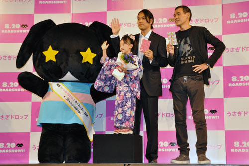 左から芦田愛菜、松山ケンイチ、SABU監督。左端は、劇中で芦田扮するりんがかわいがっているうさぎのぬいぐるみ「ロップイヤー」の着ぐるみ。