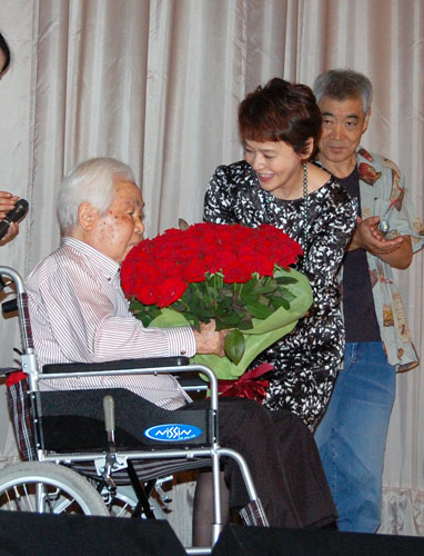 新藤兼人監督（左）に99本のバラの花束を贈る大竹しのぶ（右）