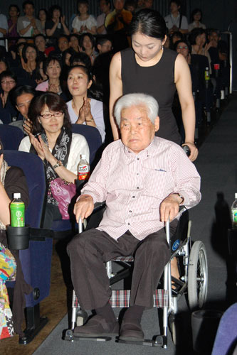 孫で映画監督の新藤風に車いすを押されて登場した新藤兼人監督