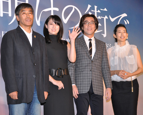 写真左から若松節朗監督、深田恭子、岸谷五朗、木村多江