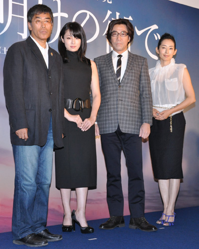 写真左から若松節朗監督、深田恭子、岸谷五朗、木村多江