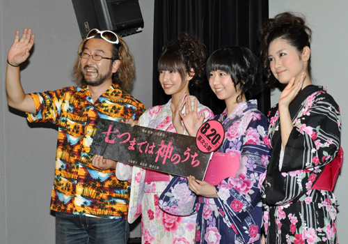 写真左から三宅隆太監督、日南響子、藤本七海、飛鳥凛