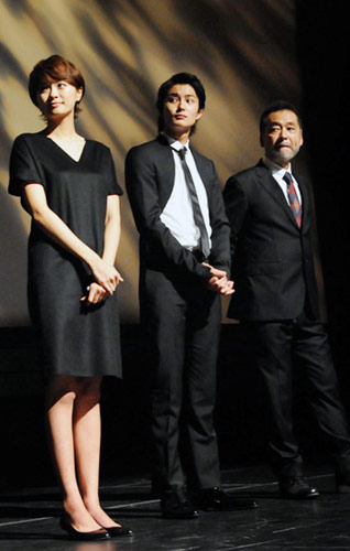モントリオール世界映画祭で舞台挨拶した榮倉奈々（左）、岡田将生（中央）、瀬々敬久監督（右）