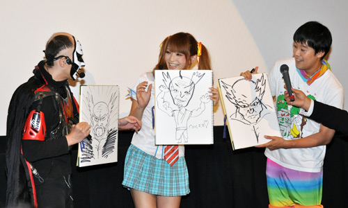 「三島平八」のイラストを見せ合う鉄拳（左）、佐藤かよ（中央）、佐久間一行（右）