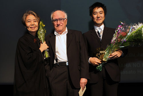 授賞式の様子。左から樹木希林、ビセンテ・アランダ審査委員長、原田遊人