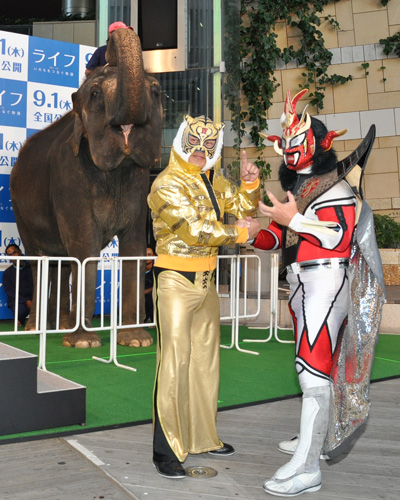 タイガーマスク（左）と獣神サンダー・ライガー（右）