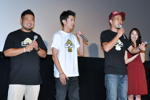 主題歌を担当したシクラメンの3人。右は戸田恵梨香