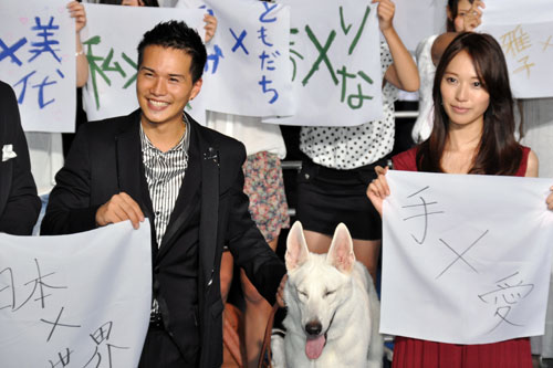 市原隼人（左）と犬のシロ（中央）、戸田恵梨香（右）
