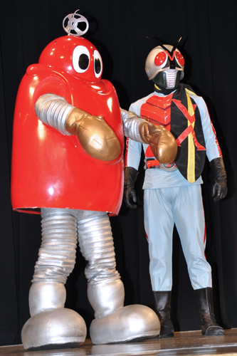 ロボコン（左）と仮面ライダーX（右）