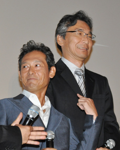 佐野史郎（右）と、佐野が演じた川渕幸一のモデルとなった川口淳一郎（左）