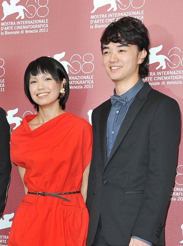 ヴェネチア国際映画祭での記者会見に出席した二階堂ふみ（左）と染谷将太（右）