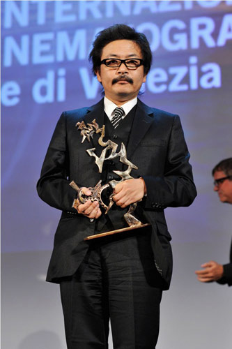 授賞式でマルチェロ・マストロヤンニ賞トロフィーを受け取る園子温監督