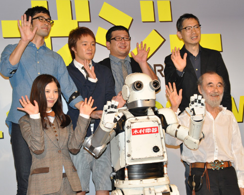 前列左から吉高由里子、ロボット（ニュー潮風）、五十嵐信次郎（ミッキー・カーチス）。後列左から川島潤哉、濱田岳、川合正悟、矢口史靖監督