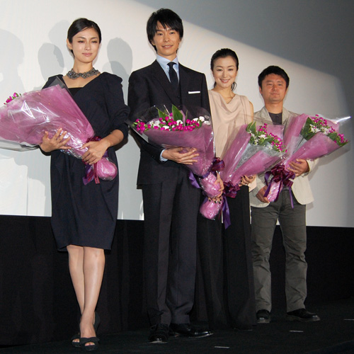 写真左から深田恭子、長谷川博己、鈴木京香、黒崎博監督