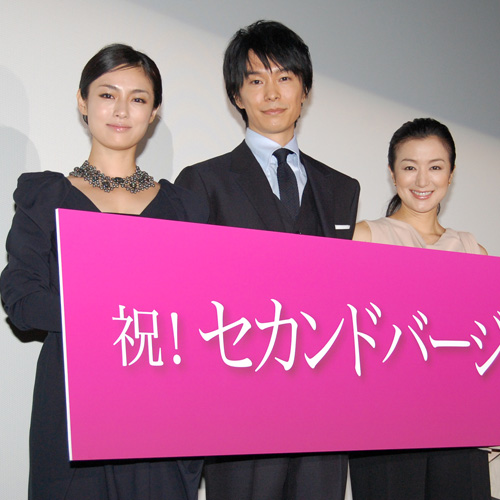 写真左から深田恭子、長谷川博己、鈴木京香