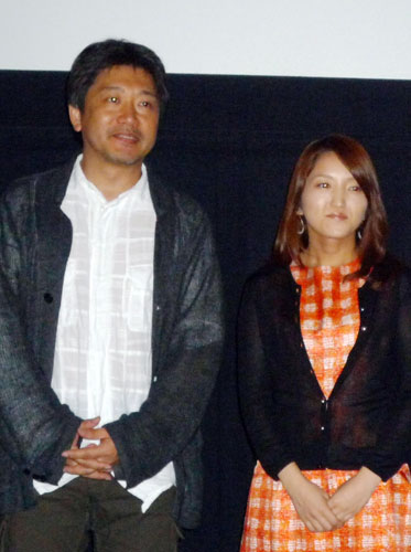 是枝裕和プロデューサー（左）と砂田麻美監督（右）
