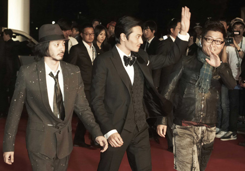 写真左からオダギリジョー、チャン・ドンゴン、カン・ジェギュ監督