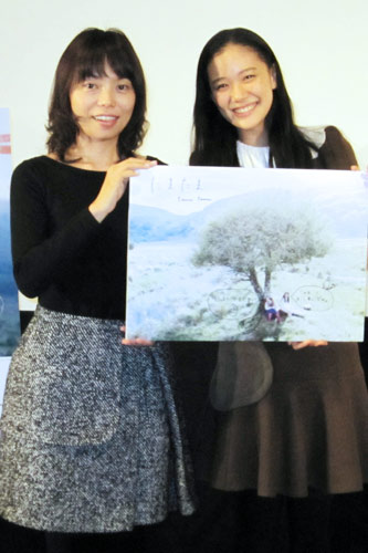 小松真弓監督（左）と蒼井優（右）